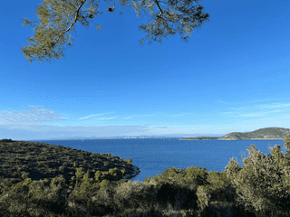 Familie an Bord eines Katamarans in ruhiger Bucht